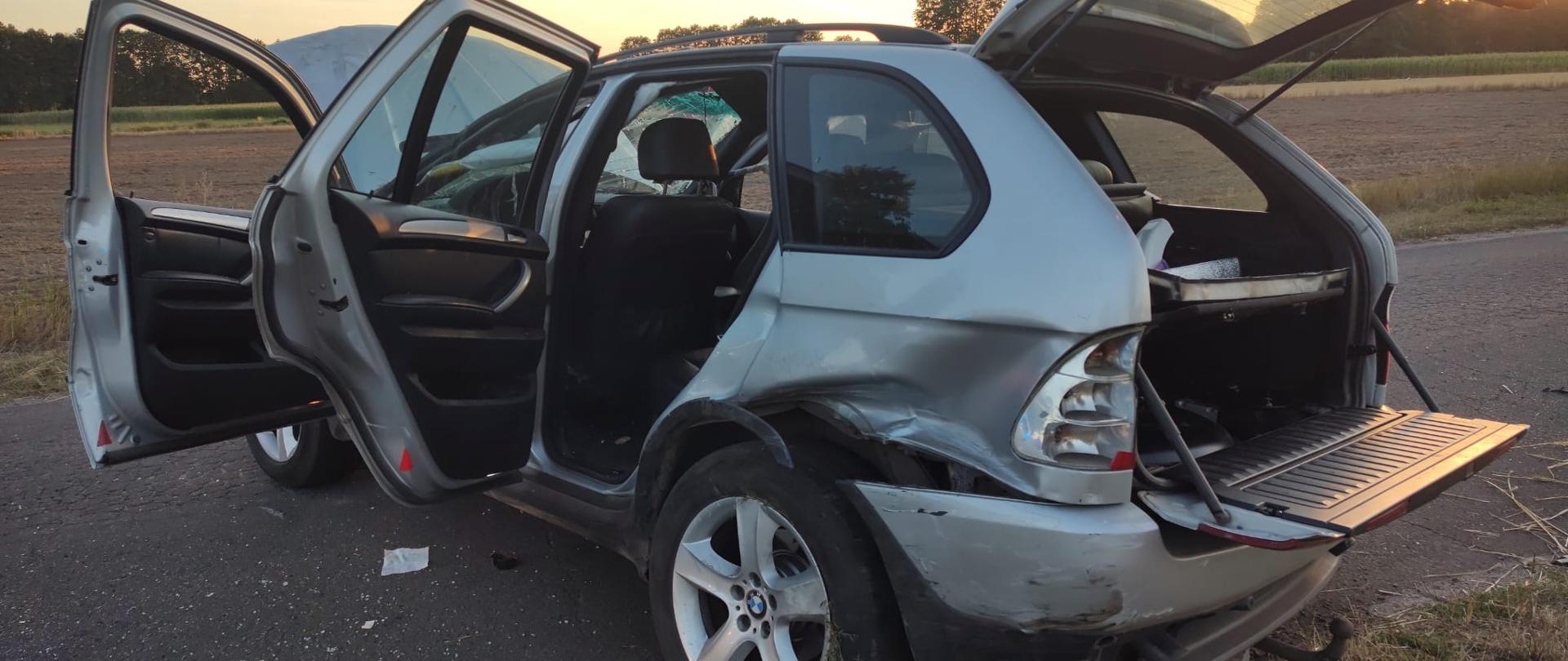 Zdjęcie przedstawia uszkodzony srebrny samochód osobowy
