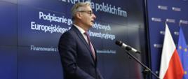 Na zdjęciu jeden z uczestników konferencji przemawia przy mównicy