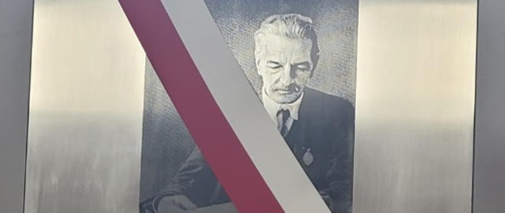 Tablica upamiętniająca nadanie muzeum imienia Eugeniusza Romera.