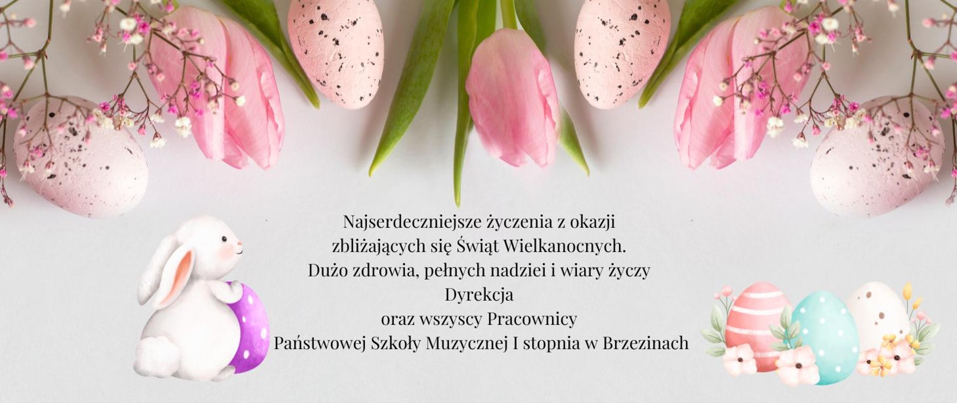 Zdjęcie przedstawia napis z życzeniami świątecznymi. W tle kolorowe jajka i kwiaty oraz zajączek wielkanocny.