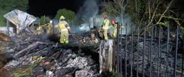 Strażacy w trakcie dogaszania pogorzeliska 
