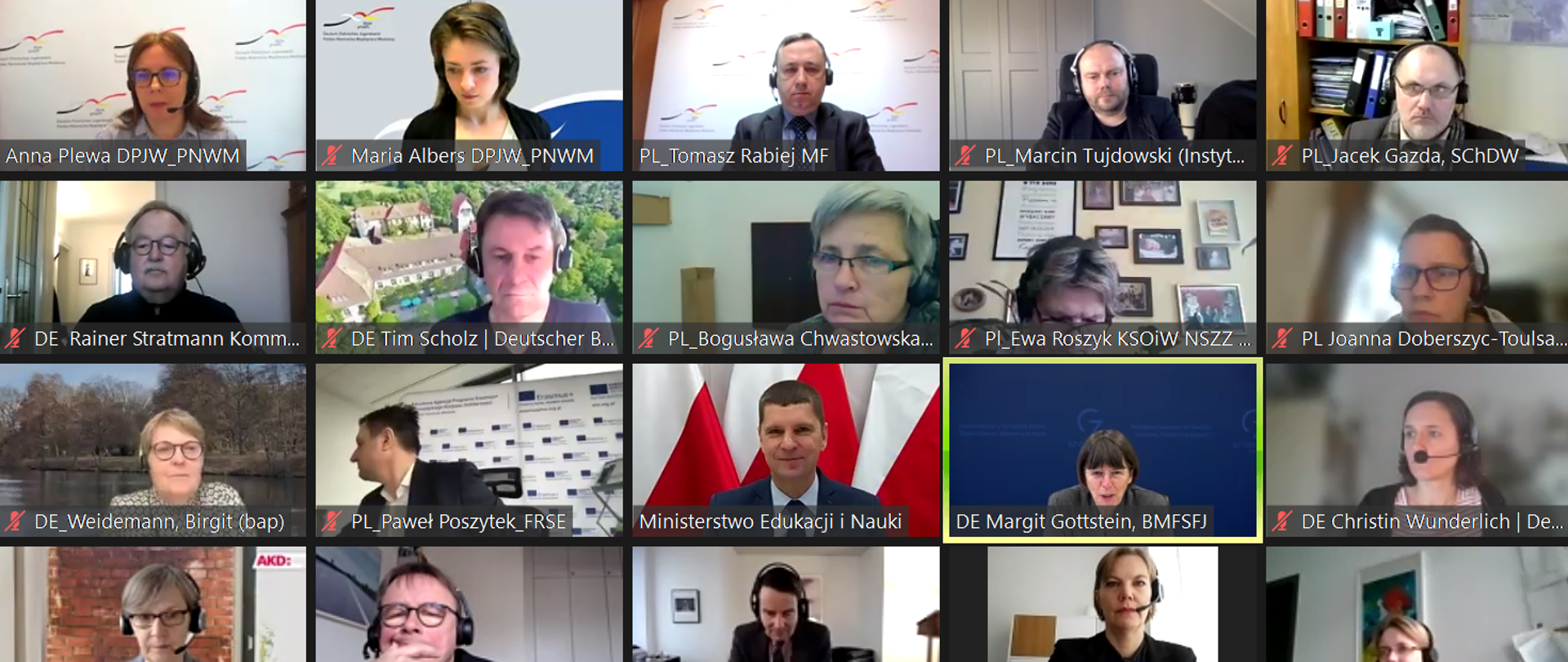 Ekran złożony z małych ekranów z osobami uczestniczącymi w spotkaniu online.