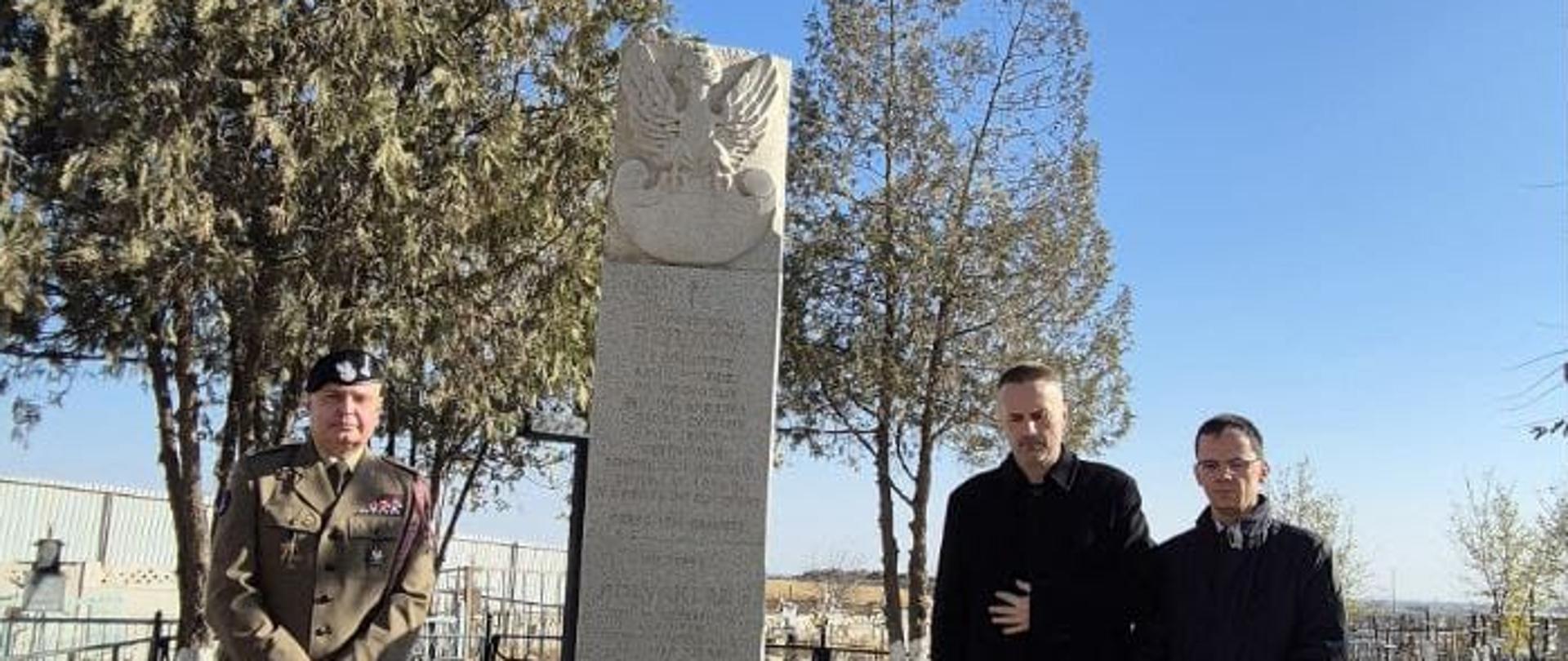 płk Tomasz Kuczko i konsulowie na cmentarzu Olmazor I