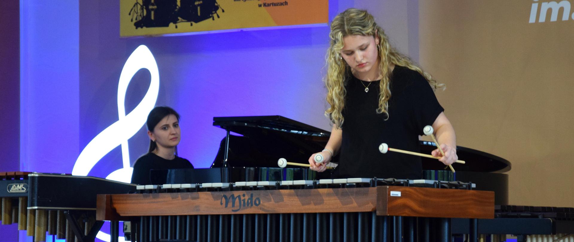 uczennica grająca na wibrafonie