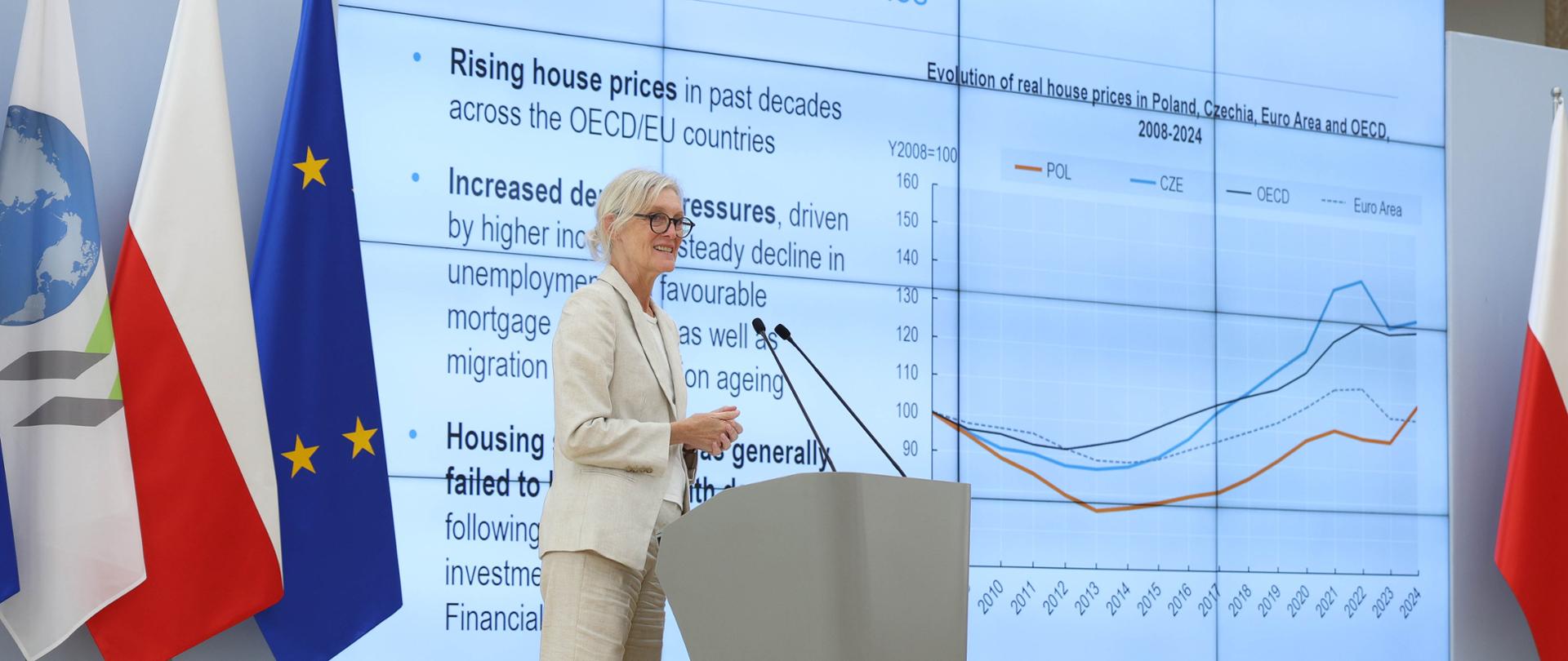 Prezentacja raportu OECD „Reformy polityki mieszkaniowej w Czechach i w Polsce”. Na zdjęciu Monika Queisser, Szefowa Wydziału Polityk Społecznych, Dyrektoriat Zatrudnienia, Pracy i Spraw Społecznych OECD.