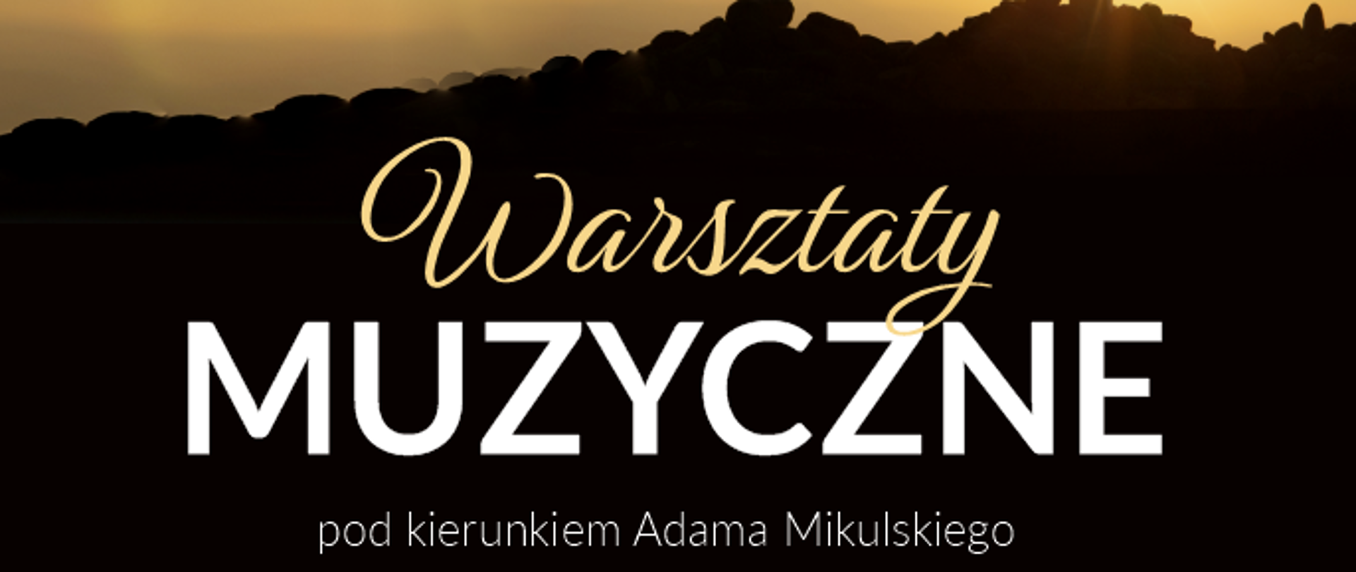 Plakat wydarzenia w złoto czarnych barwach. Górna część to w lewe stronie data wydarzenia z nazwą pierwsze próby 7-8 stycznia 2023, w prawej części widok krzyża na tle wschodzącego słońca. środkowa część plakatu to napis z nazwą wydarzenia: Warsztaty muzyczne pod kierunkiem Adama Mikulskiego; co zyskujesz? - darmowe warsztaty z emisji głosu; profesjonalną naukę śpiewu chóralnego prowadzonego przez doświadczonego dyrygenta i kompozytora; świetną atmosferę; udział w koncercie jako wykonawca (chór/ solista / instrumentalista).
W dolnej części plakatu na tle małej grupy rozmytych postaci siedzącej tyłem orkiestry prowadzonej przez stojącego przodem dyrygenta, umieszczony jest po lewej stronie pod napisem Zapisz się na warsztaty, kod qr, oraz informacja więcej szczegółów: www:droga-krzyzowa.pl
Dół plakatu to loga: Zespołu Szkół Katolickich Św. Pankracego w Jeleniej Górze, Państwowej Szkoły Muzycznej I i II stopnia im. Stanisława Moniuszki w Jeleniej Górze, Kościoła św. Wojciecha w Jeleniej Górze