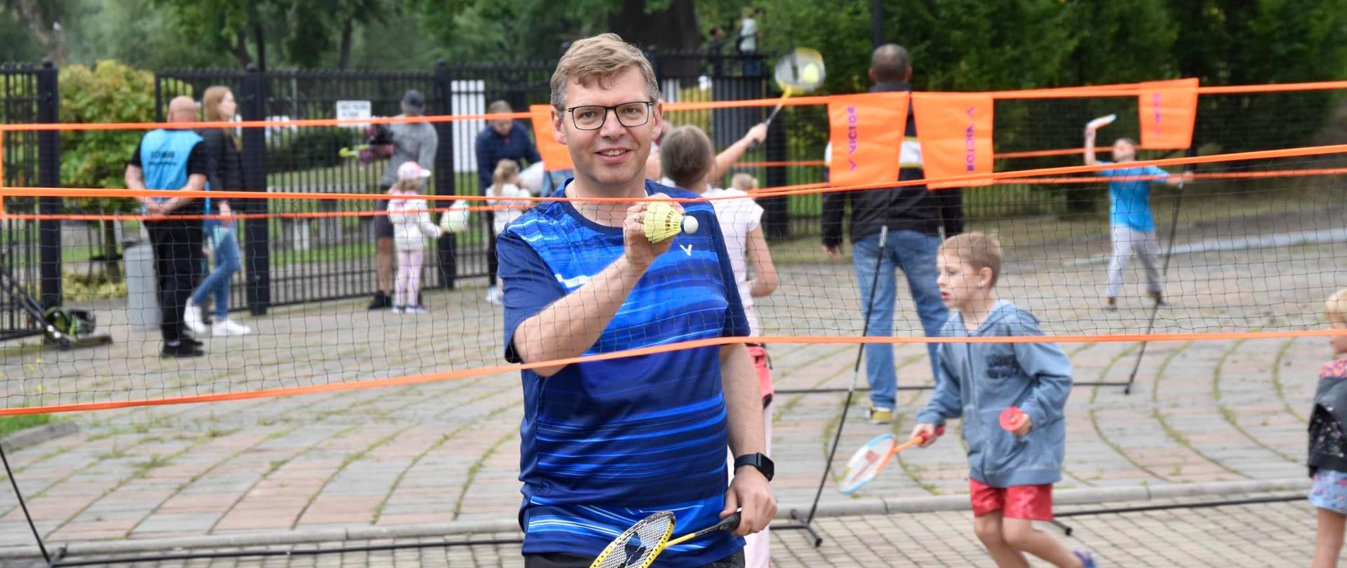 Wojewoda Artur Chojecki zainaugurował Pikniki Rodzinne z Badmintonem Lato 2023