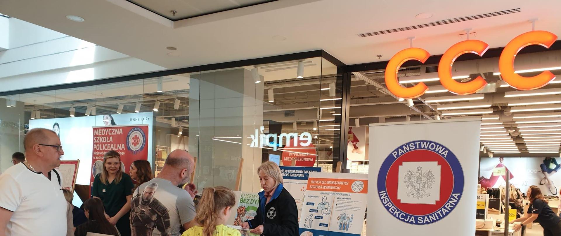 stoisko edukacyjne PSSE w Sosnowcu na terenie CH Plaza