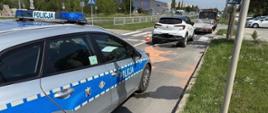 Uszkodzony w zdarzeniu samochód osobowy, patrol Policji oraz autolaweta