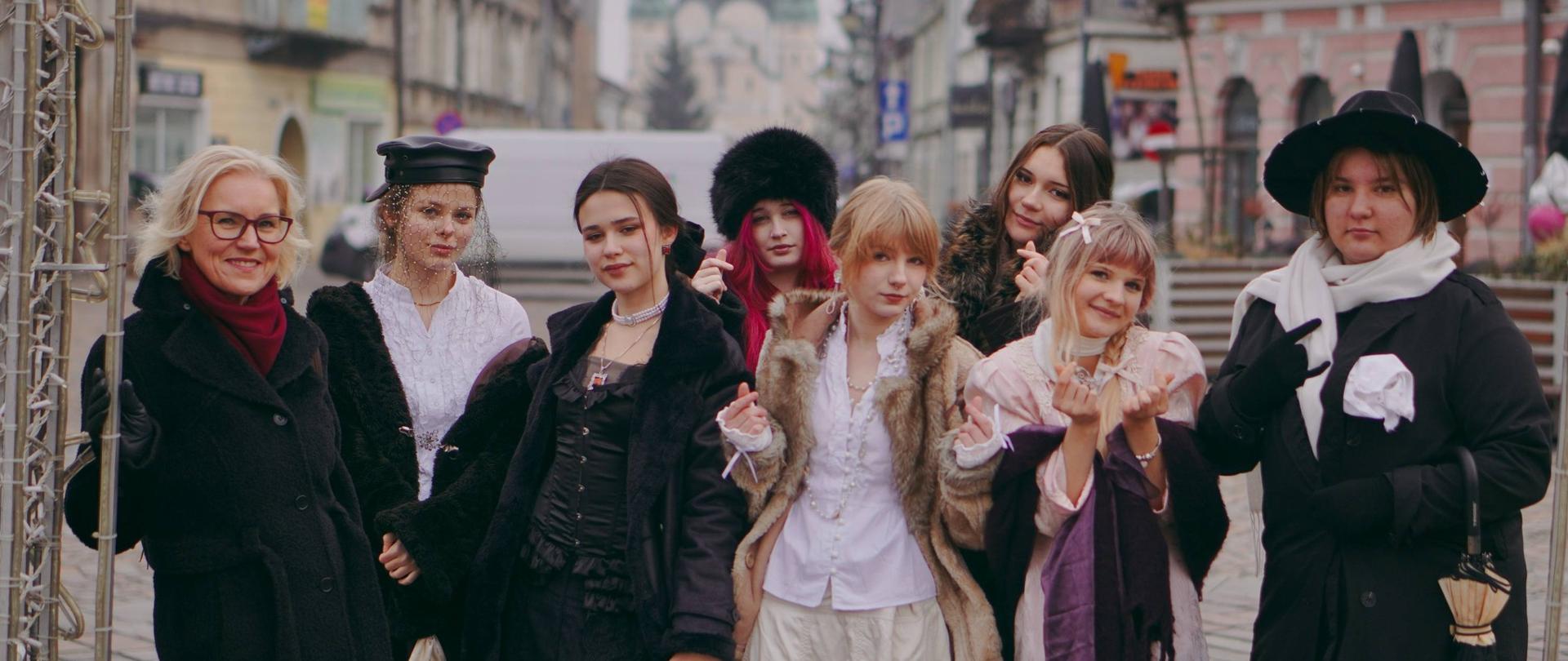 Zdjęcie przedstawia 7 uczennic - laureatek nagrody wraz z nauczycielką