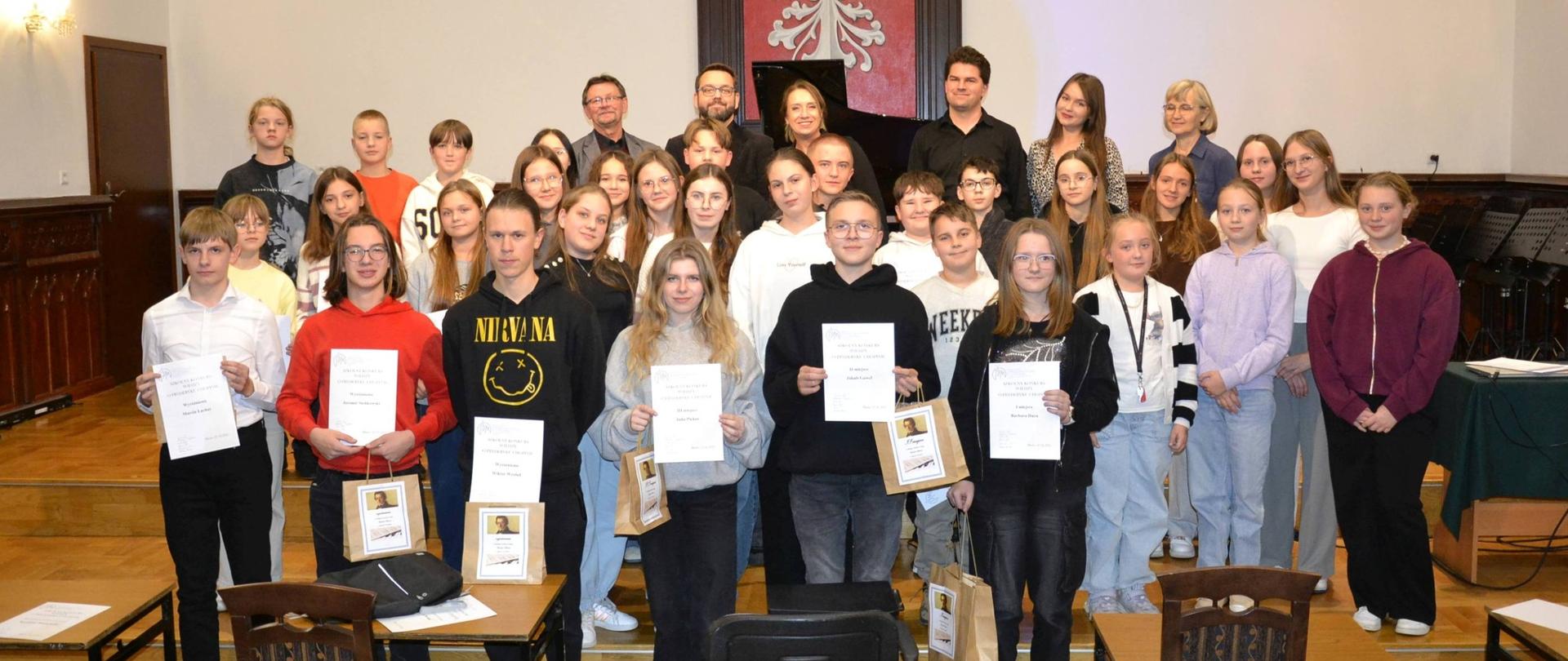 laureaci szkolnego konkursu wiedzy o Chopinie