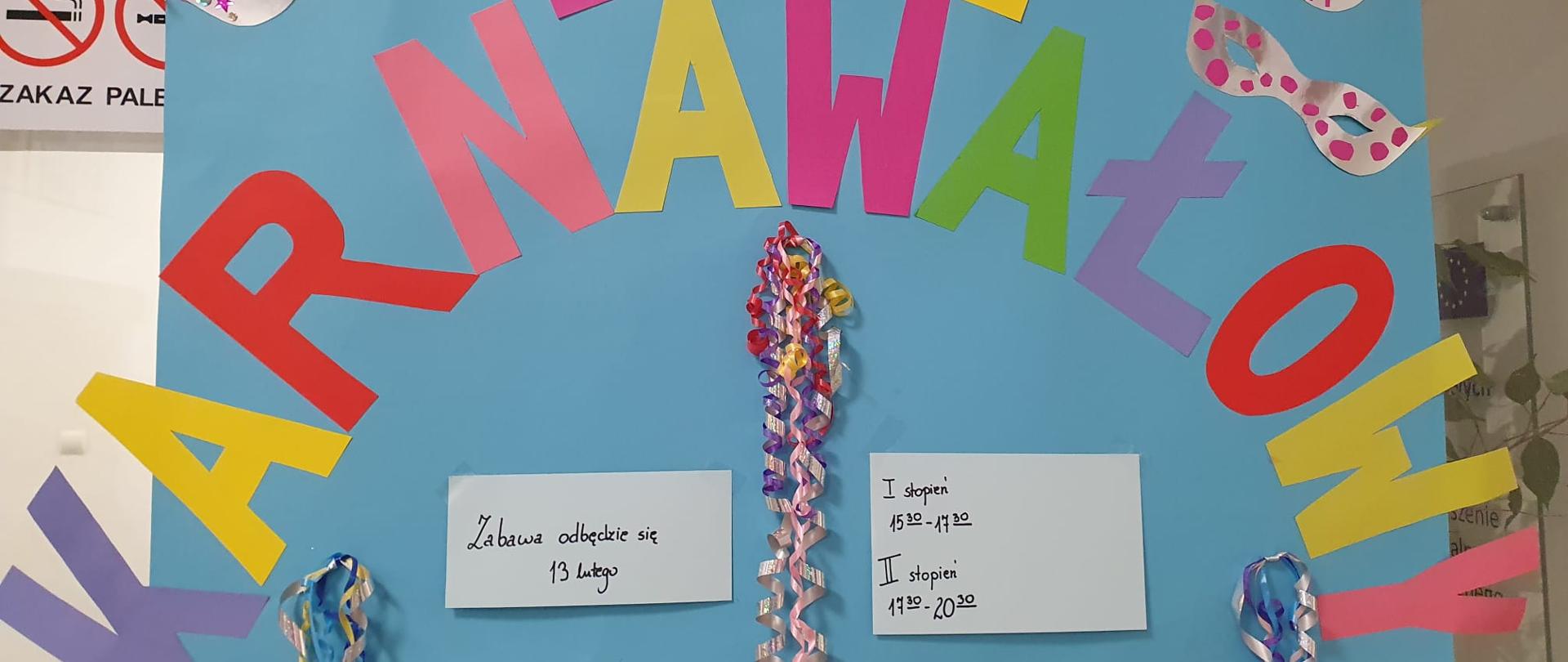 Plakat zdjęcie - Collage - wycinanka na niebieskim tle kolorowe litery i napis Bal Karnawałowy, srebrne maski na oczy, białe kartki doklejone do niebieskiego kartonu z odręcznymi napisami Zabawa odbędzie się 13 lutego, I stopień 15.30-17.30 oraz II stopnia 17.30-20.30, doczepione serpentyny. 