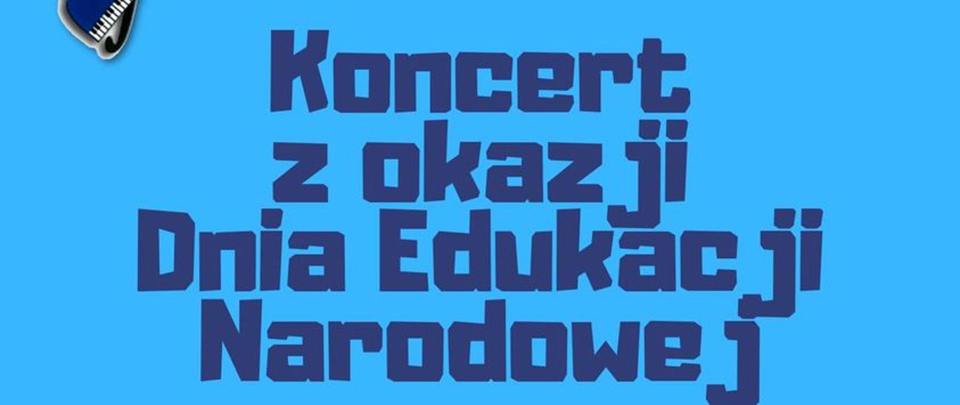 Plakat z ciemnoniebieskimi napisami Koncert z okazji Dnia Edukacji Narodowej na jasnoniebieskim tle, w lewym górnym rogu logo szkoły, u dołu niebieskie ósemki i klucz wiolinowy oraz bęben z pałeczkami i płyta gramofonowa.