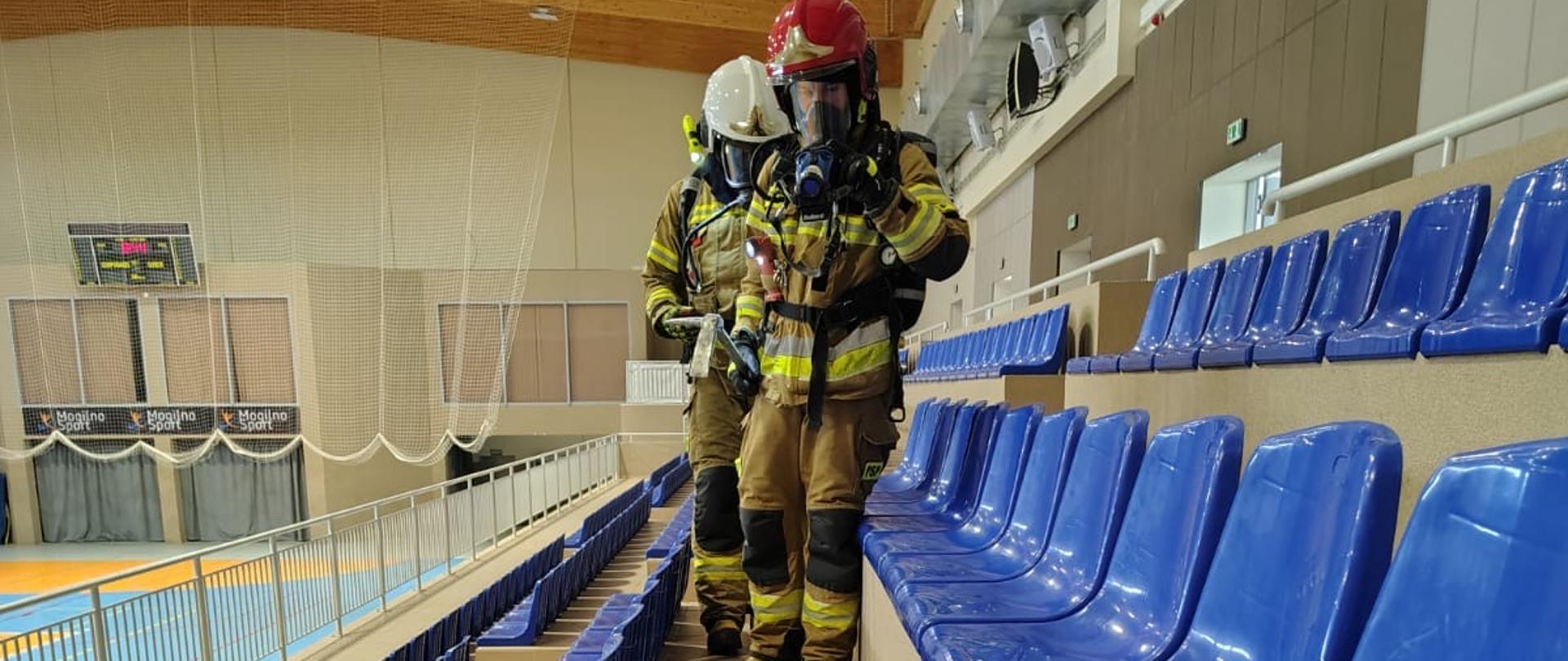 Strażacy przeszukują halę