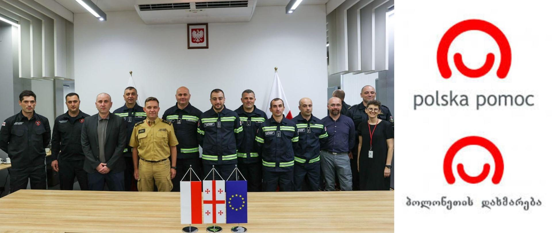 Zdjęcie grupowe na którym widoczni są: delegacja Służby Zarządzania Kryzysowego MSW Gruzji i przedstawiciele Biura Planowania Operacyjnego KG PSP.