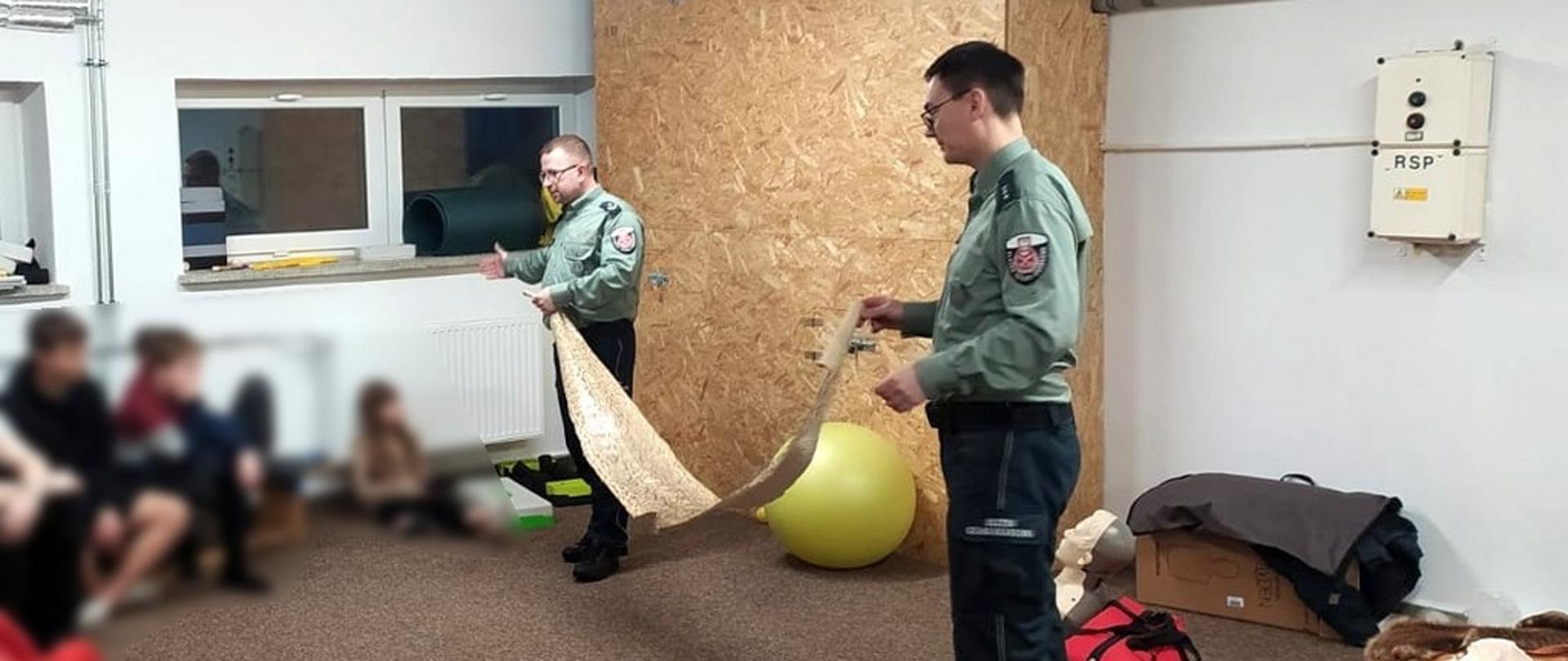 Funkcjonariusze prezentują skórę węża