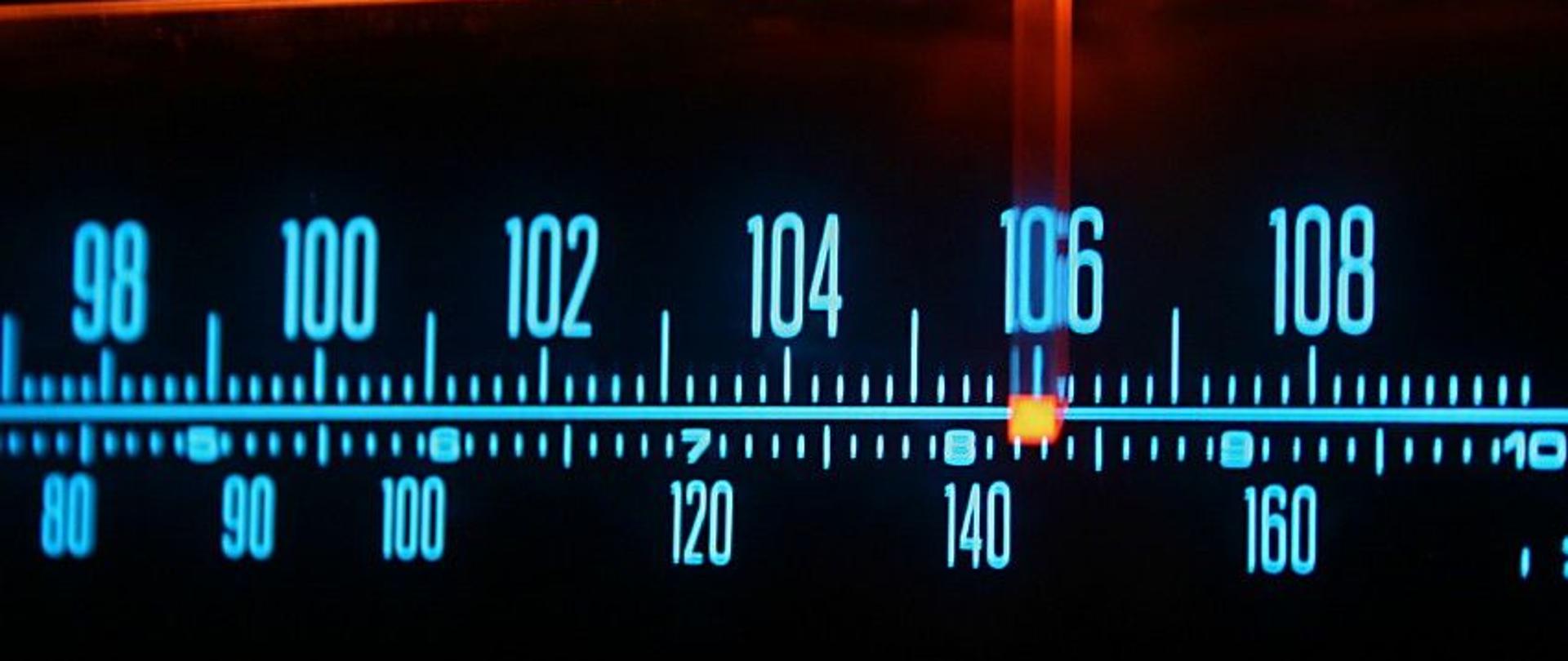 ekran z radiowymi częstotliwościami