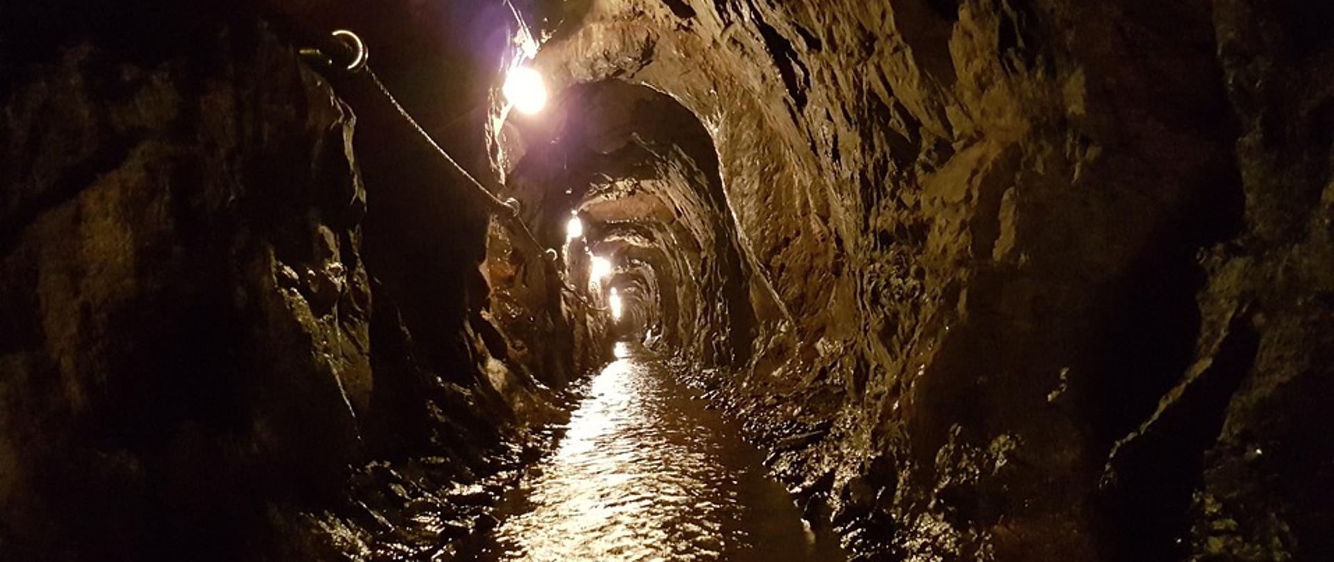 Oświetlony tunel w kopalni węgla