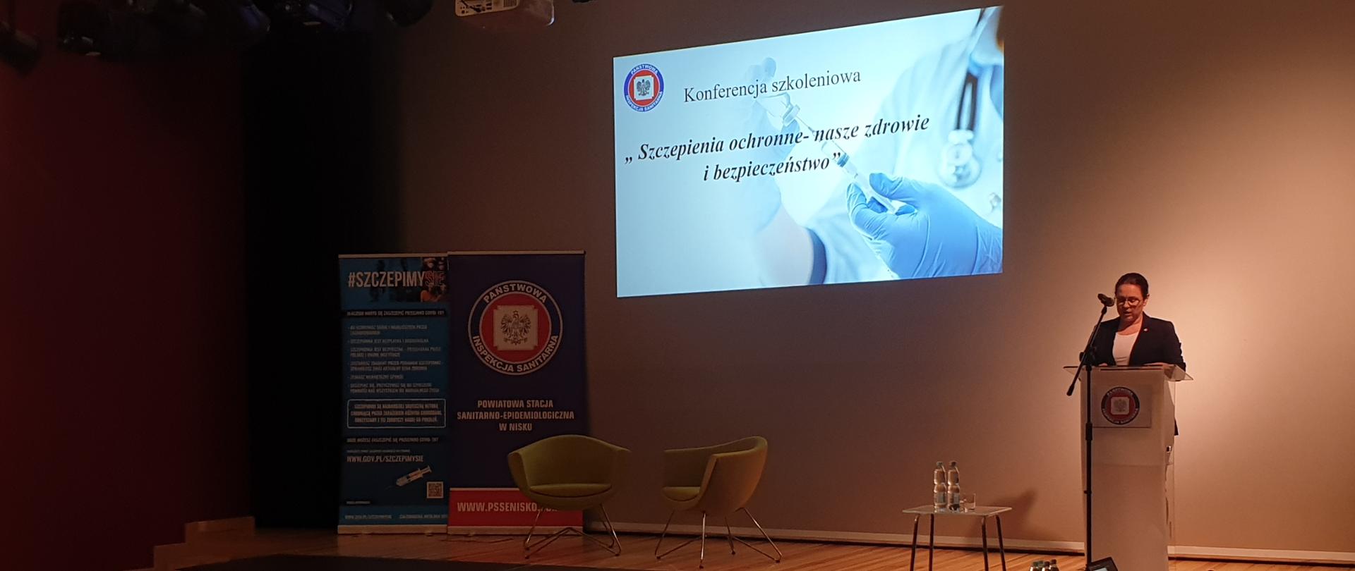 zdjęcie przedstawia PPIS w Nisku przemawiającą na otwarciu konferencji szkoleniowej "Szczepienia ochronne - nasze zdrowie i bezpieczeństwo"