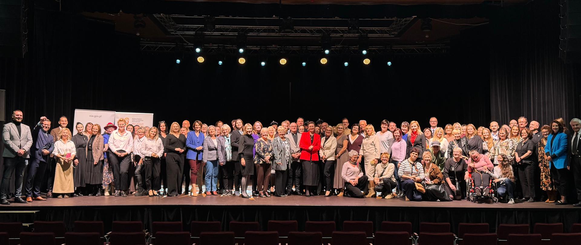 Konferencja regionalna podsumowująca program „Moc Małych Społeczności”, Włocławek, 7 października 2025 roku. Na zdjęciu grupowym są uczestnicy konferencji.
