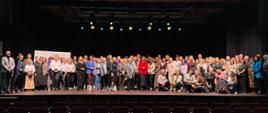 Konferencja regionalna podsumowująca program „Moc Małych Społeczności”, Włocławek, 7 października 2025 roku. Na zdjęciu grupowym są uczestnicy konferencji.