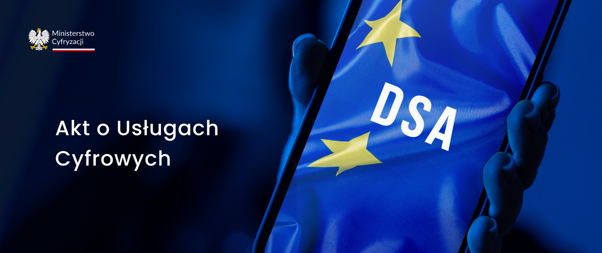 Na granatowym tle widnieje biały napis - Akt o usługach cyfrowych. W lewym górnym rogu logo Ministerstwa Cyfryzacji z orłem. Po prawej stronie na ekranie telefonu widać flagę Unii Europejskiej i skrót DSA. 