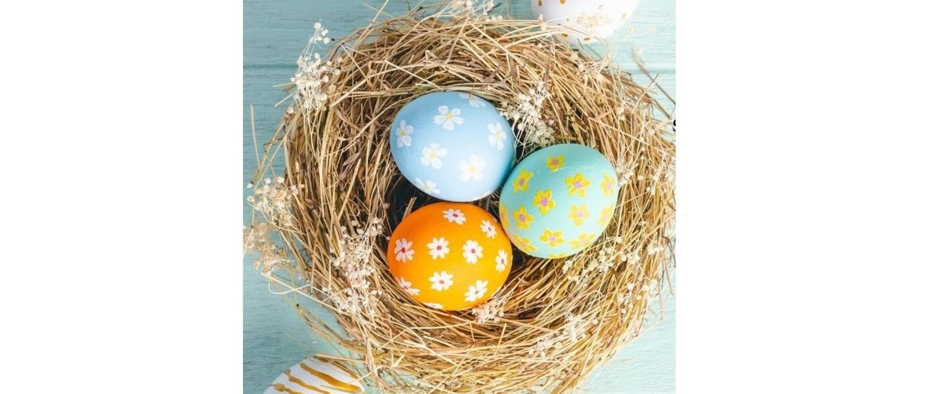 Jajka wielkanocne na słomie.
