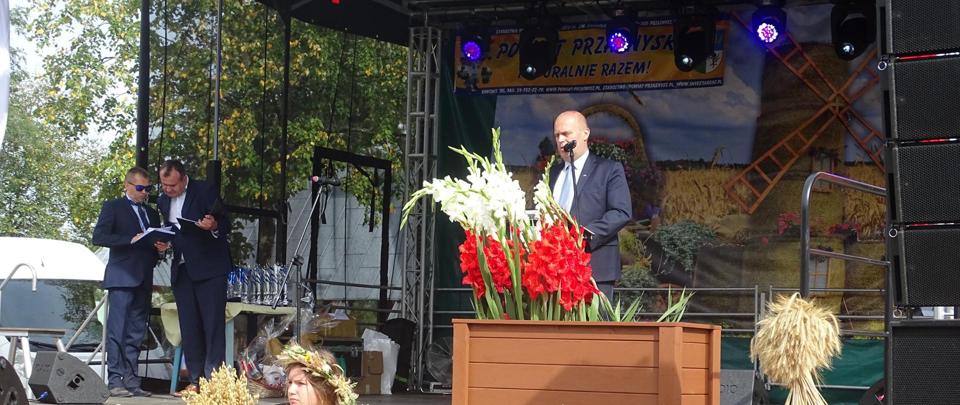 Robert Kochański odczytuje list od Wojewody Mazowieckiego.