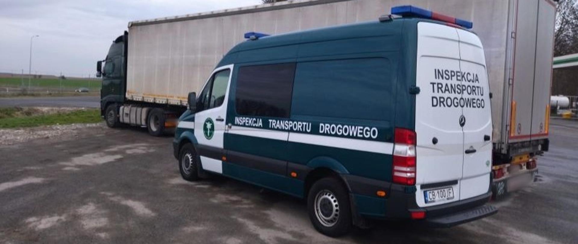 Oznakowany furgon kujawsko-pomorskiej Inspekcji Transportu Drogowego i stojący obok niego ciągnik siodłowy z podpiętą naczepą.