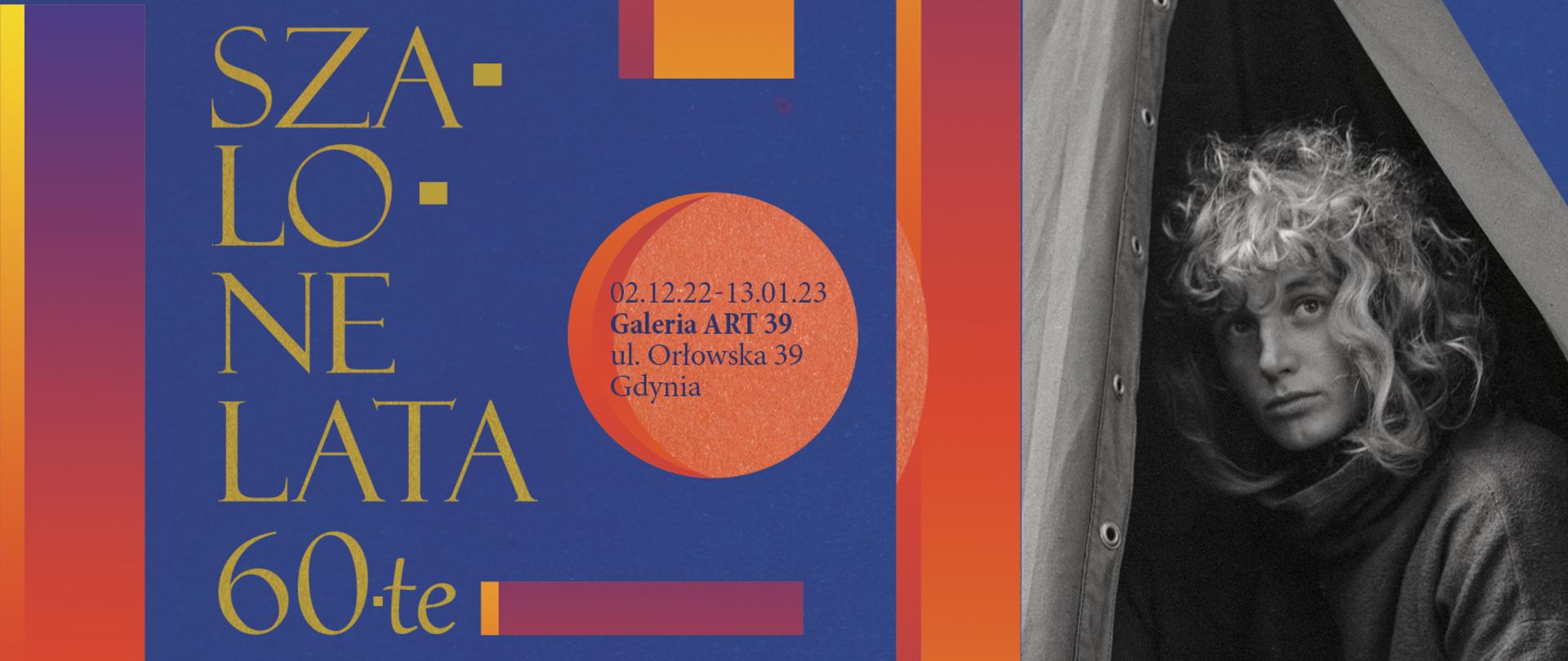 plakat zapraszający na wystawę Szalone lata 60., po lewej stronie żółty napis na granatowym tle, po prawej stronie plakatu czarno-białe zdjęcie młodej kobiety