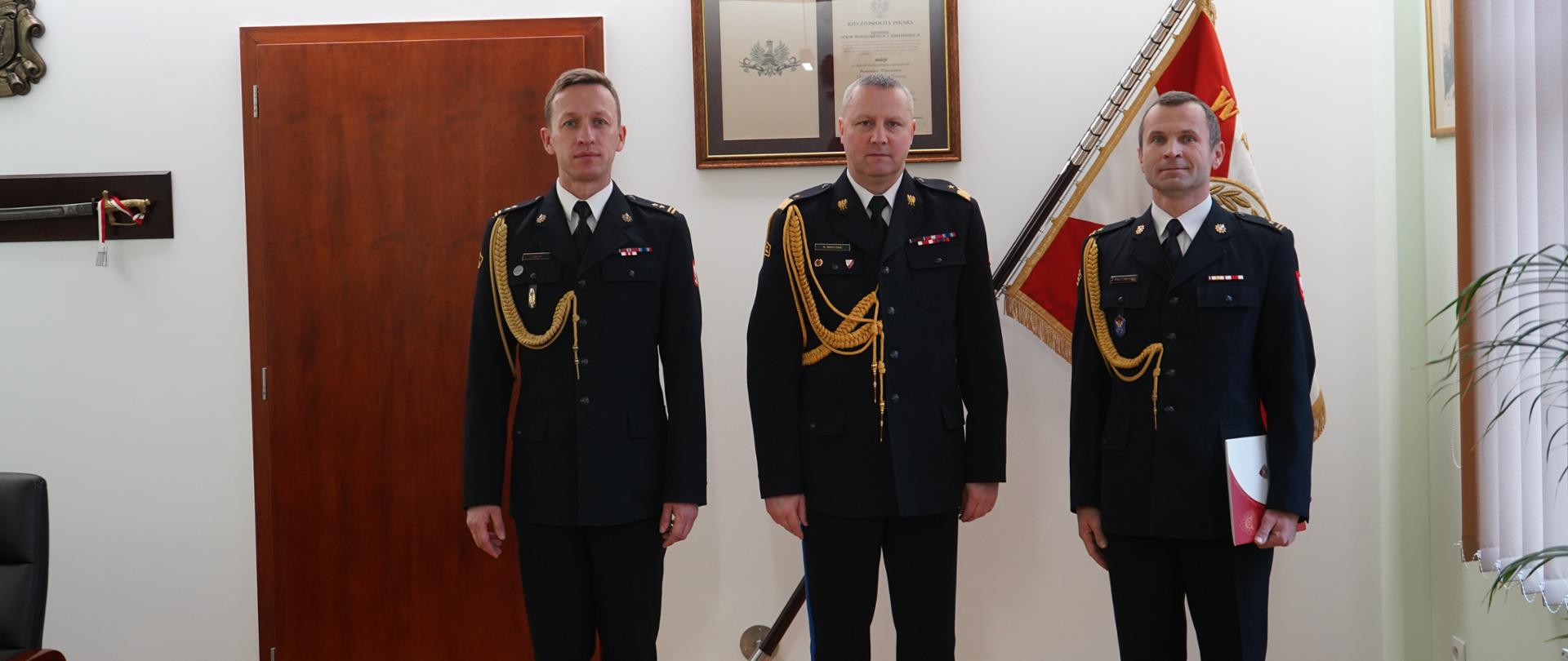 Mianowanie Zastępcy Komendanta Powiatowego PSP w Krotoszynie. Na zdjęciu Wielkopolski Komendant Wojewódzki PSP wraz z zastępcą bryg. Tomaszem Grelakiem oraz mianowany zastępca Komendanta Powiatowego PSP w Krotoszynie