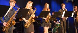 Zespół saksofonowy podczas występu.