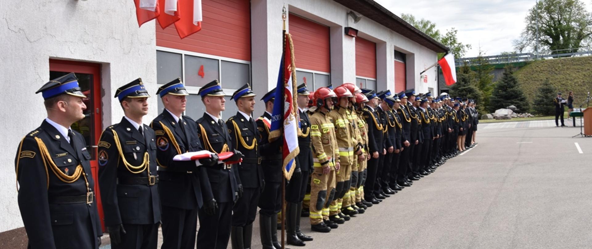 Strażacy stoją na uroczystej zbiórce