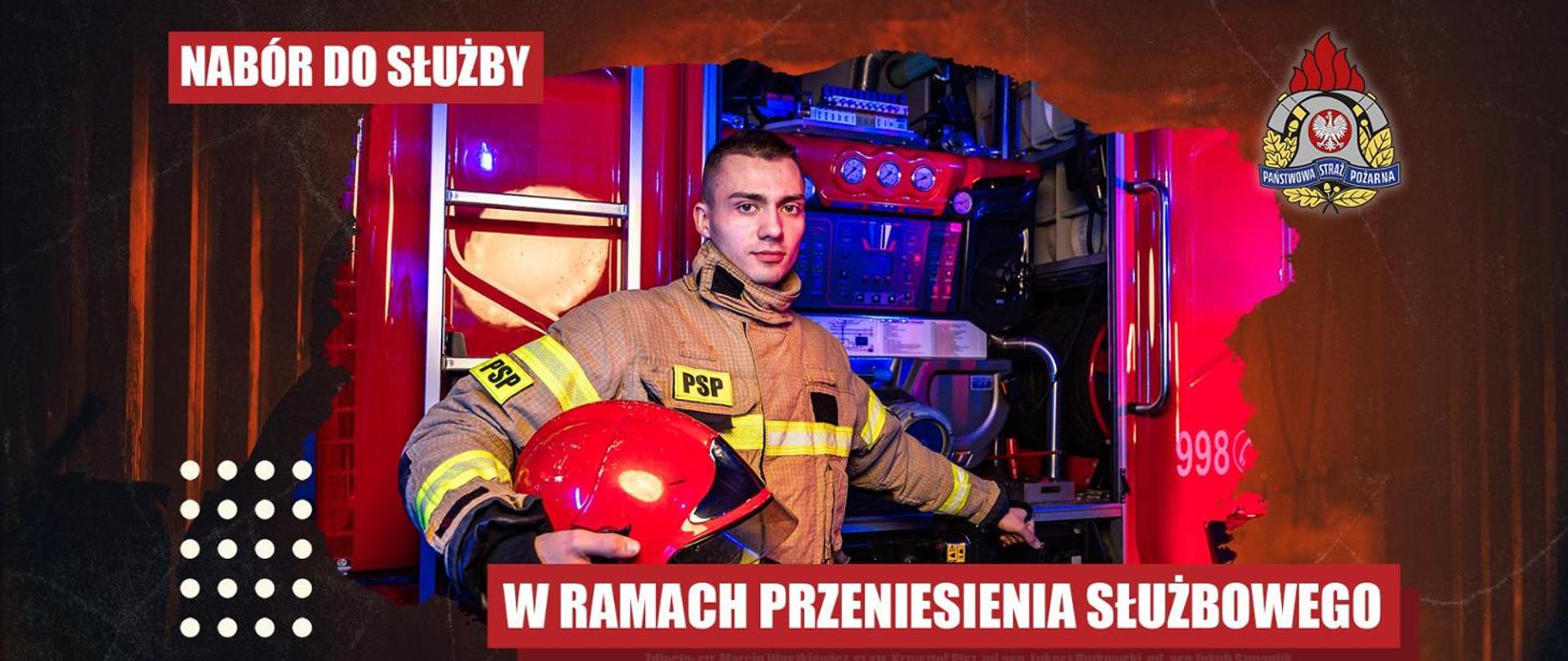 Grafika to baner o charakterze rekrutacyjno-informacyjnym, przygotowany przez Państwową Straż Pożarną. Zdjęcie ma dynamiczne, wieczorne lub garażowe oświetlenie z dominacją czerwonych i fioletowych neonowych łun.
Postać centralna
W centrum kadru stoi młody strażak patrzący wprost na widza. Jest ubrany w piaskowo-brązowy, specjalistyczny kombinezon bojowy z odblaskowymi pasami i naszywką „PSP” na piersi oraz na ramieniu. Pod pachą trzyma charakterystyczny, czerwony, błyszczący hełm strażacki z lustrzanym wizjerem.
Tło i otoczenie
• Strażak stoi na tle otwartej skrytki sprzętowej czerwonego wozu strażackiego.
• Wewnątrz pojazdu widoczny jest zaawansowany panel kontrolny z manometrami, przełącznikami oraz elementami autopompy pożarniczej, podświetlony na fioletowo-niebiesko.
• Po prawej stronie wozu widoczny jest biały napis z dawnym numerem alarmowym 998 oraz symbolem słuchawki telefonicznej.
Elementy tekstowe i graficzne
Na grafikę naniesiono elementy informacyjne w kolorze białym na czerwonych tłach:
• Lewy górny róg: Prostokątny baner z napisem „NABÓR DO SŁUŻBY”.
• Dół grafiki: Szeroki czerwony pas z dużym napisem „W RAMACH PRZENIESIENIA SŁUŻBOWEGO”.
• Prawy górny róg: Oficjalne, kolorowe godło Państwowej Straży Pożarnej.
• Lewy dolny róg: Ozdobny motyw składający się z siatki białych kropek układających się w prostokąt.
• Na samym dole, pod głównym napisem, widnieje słabo widoczna stopka z autorami zdjęć (m.in. str. Marcin Waszkiewicz, st. str. Krzysztof Pisz).