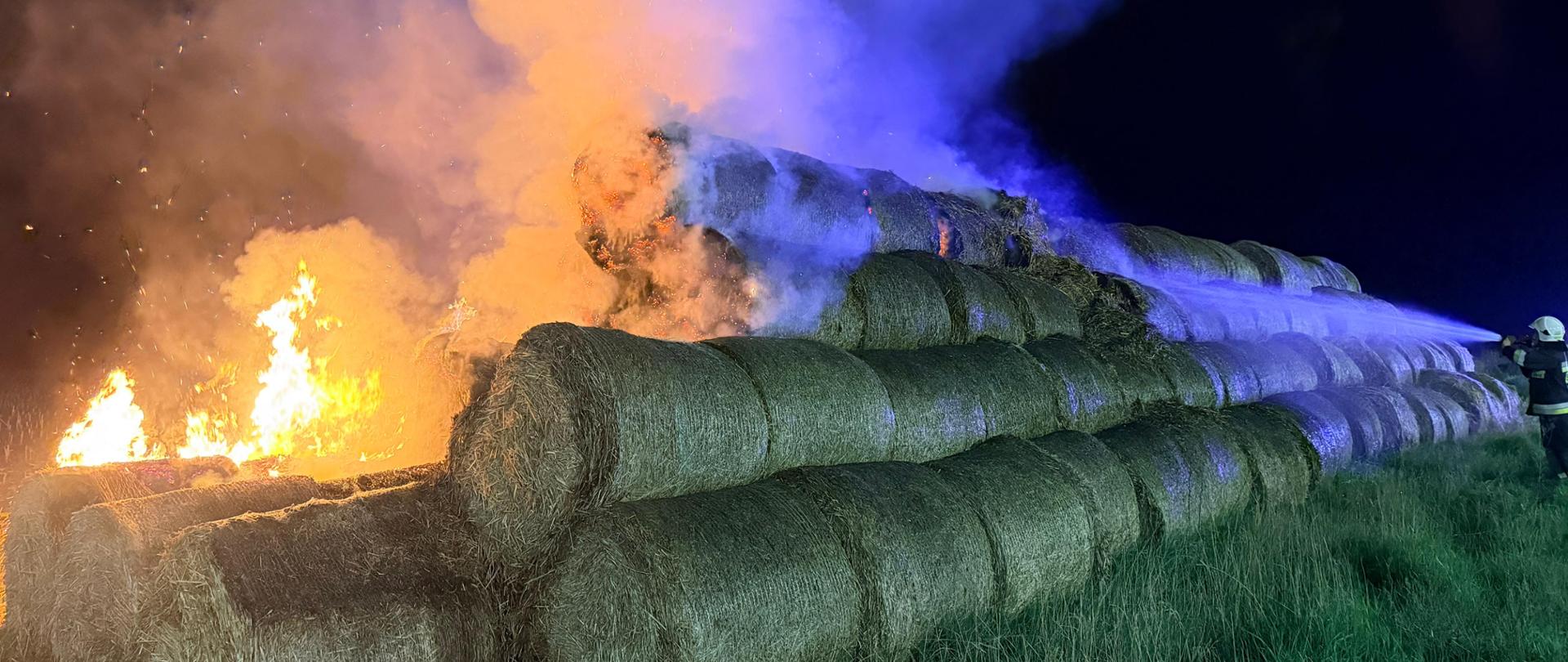 Pali się stóg, widać ogień, jest ciemno