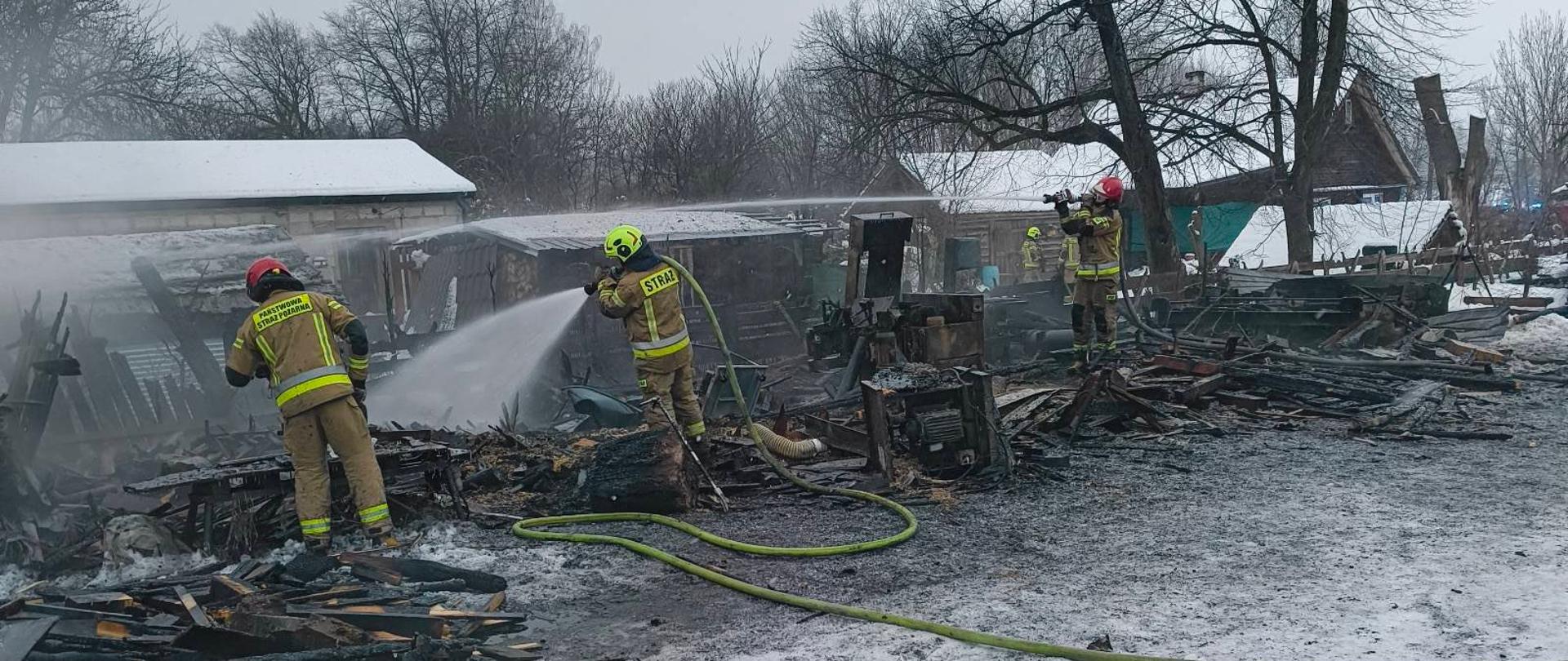 Działania strażaków podczas pożaru