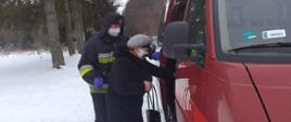 Zdjęcie przedstawia transport seniora do punktu szczepień