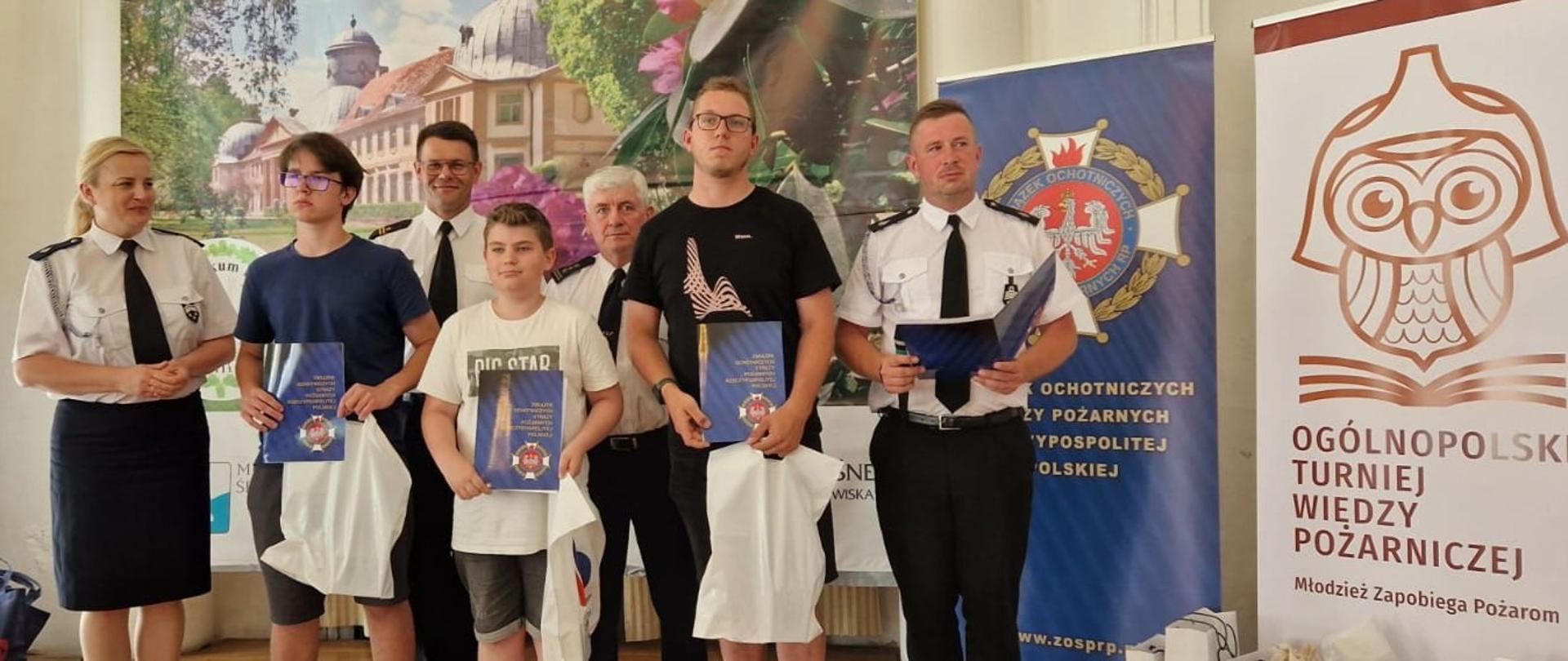 Zdjęcie z finalistami