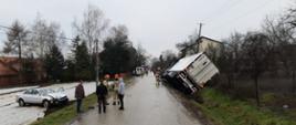 Strażacy udzielają pomocy na drodze. Samochody w rowach.