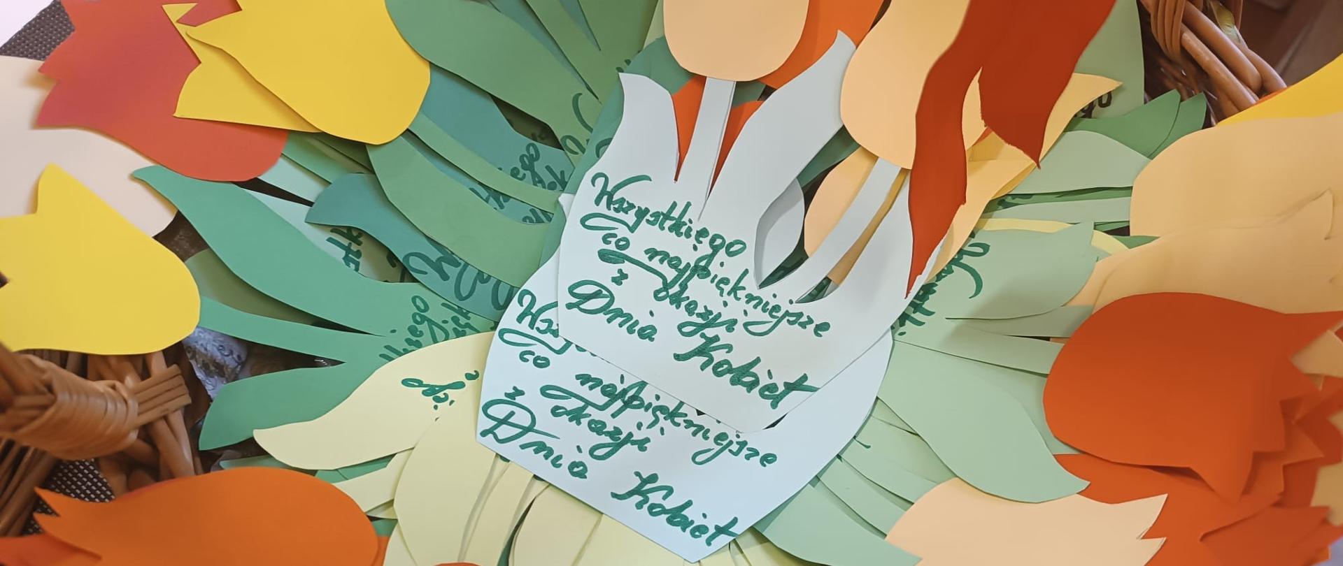 Galeria 22 zdjęć z dnia kobiet, samorząd uczniowski wręcza podarunki wszystkim kobietom w szkole muzycznej w Kłodzku w dniu 08 marca 2025