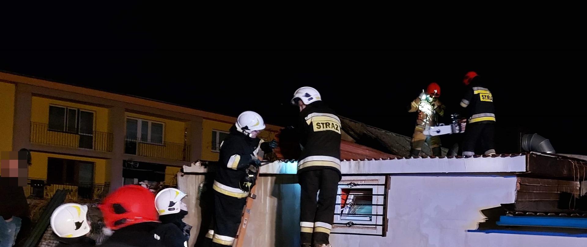 Na zdjęciu widzimy strażaków podczas działań 