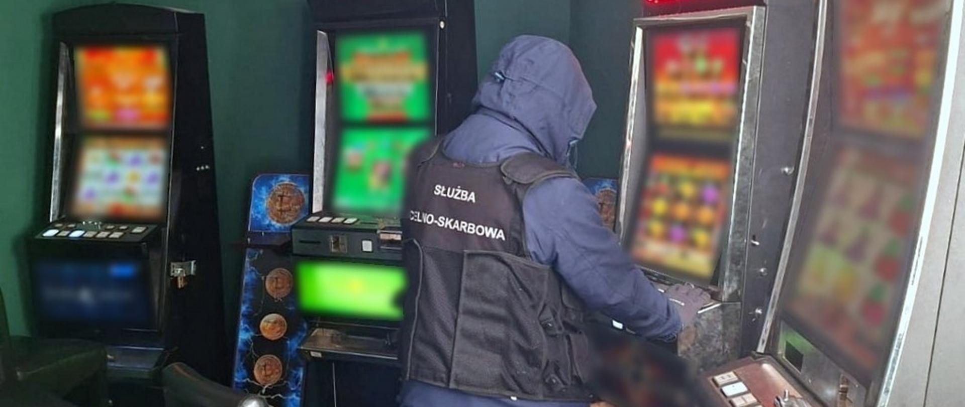 Funkcjonariusz we wnętrzu nielegalnego salonu