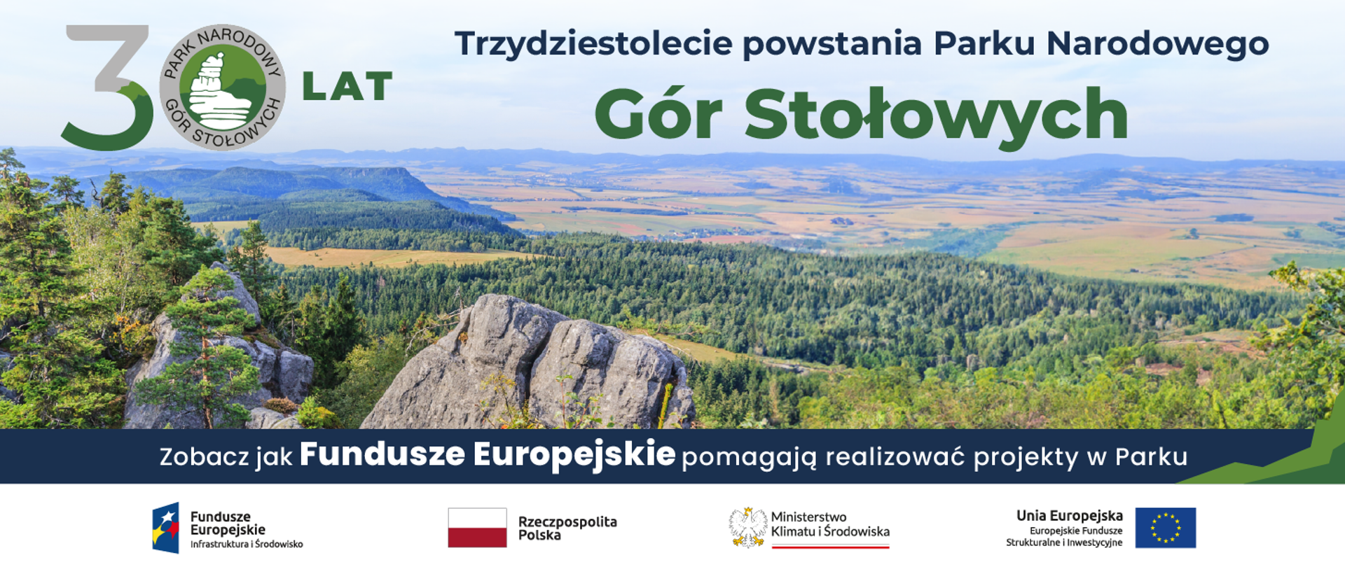 widok ze szczytu gór: drzew, skał, ukształtowania terenu, horyzontu - tereny Parku Narodowego Gór Stołowych. W górnym prawym rogu logotyp parku, wkomponowany w napis 30 lecie. Obok napis trzydziestolecie powstania Parku Narodowego Gór Stołowych. Na dole napis "Zobacz jak Fundusze Europejskie pomagają realizować projekty w Parku".