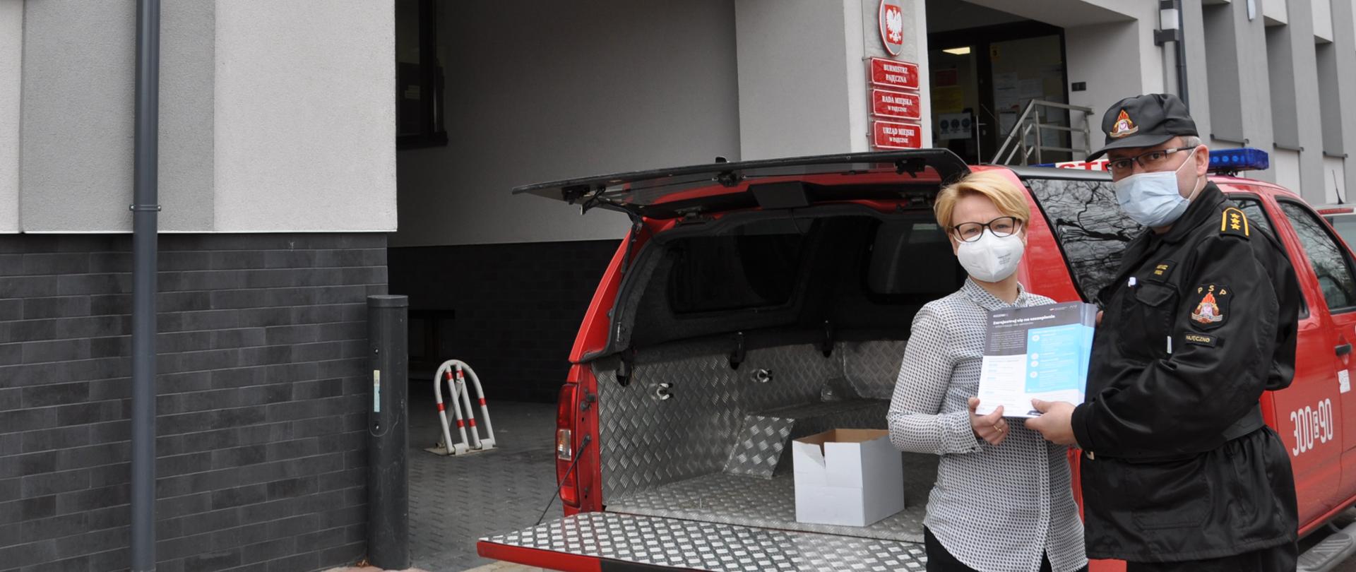 Przekazanie materiałów informacyjnych dotyczących szczepień przeciwko COVID-19 przedstawicielom gmin powiatu pajęczańskiego