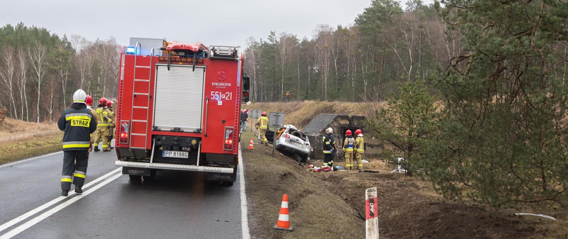 Wóz strażacki oraz rozbity pojazd.