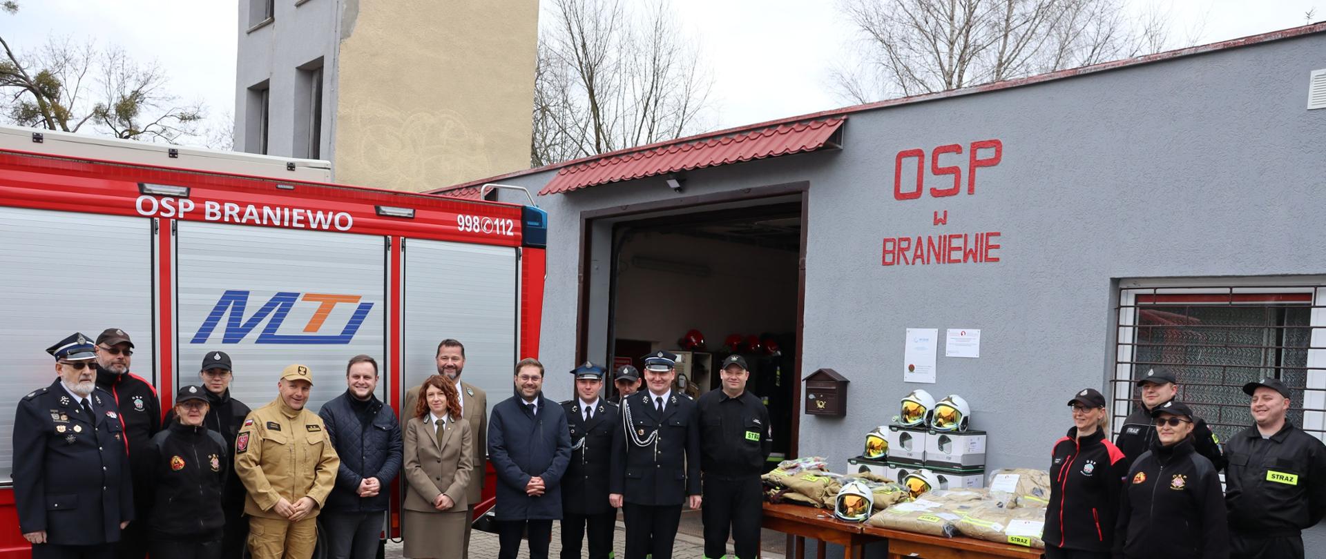 zaproszeni gości osp i strażacy