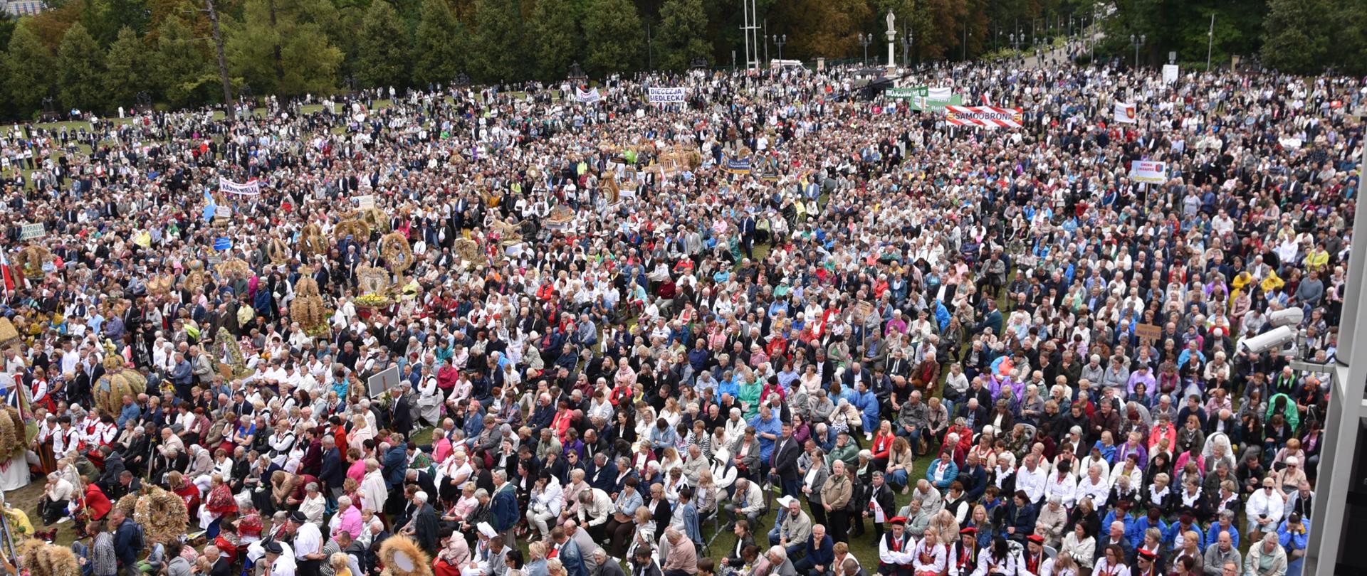 Jak co roku na Jasną Górę przybyły tysiące rolników z całej Polski, aby podziękować za tegoroczne plony