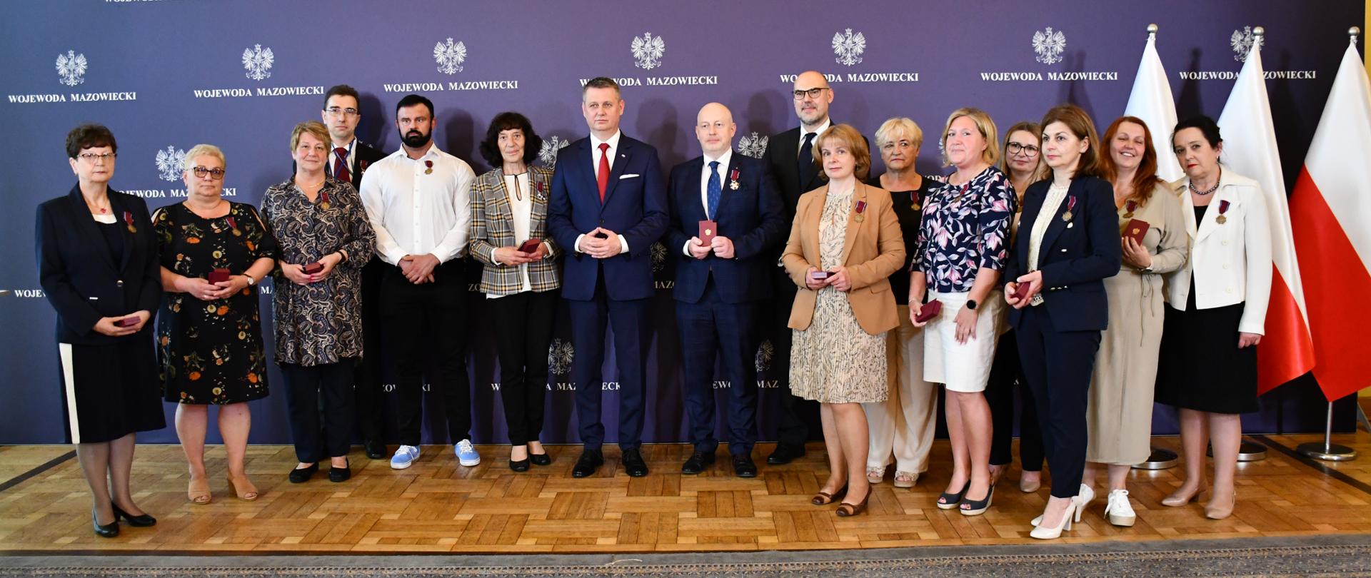 Na zdjęciu widać kobiety i mężczyzn