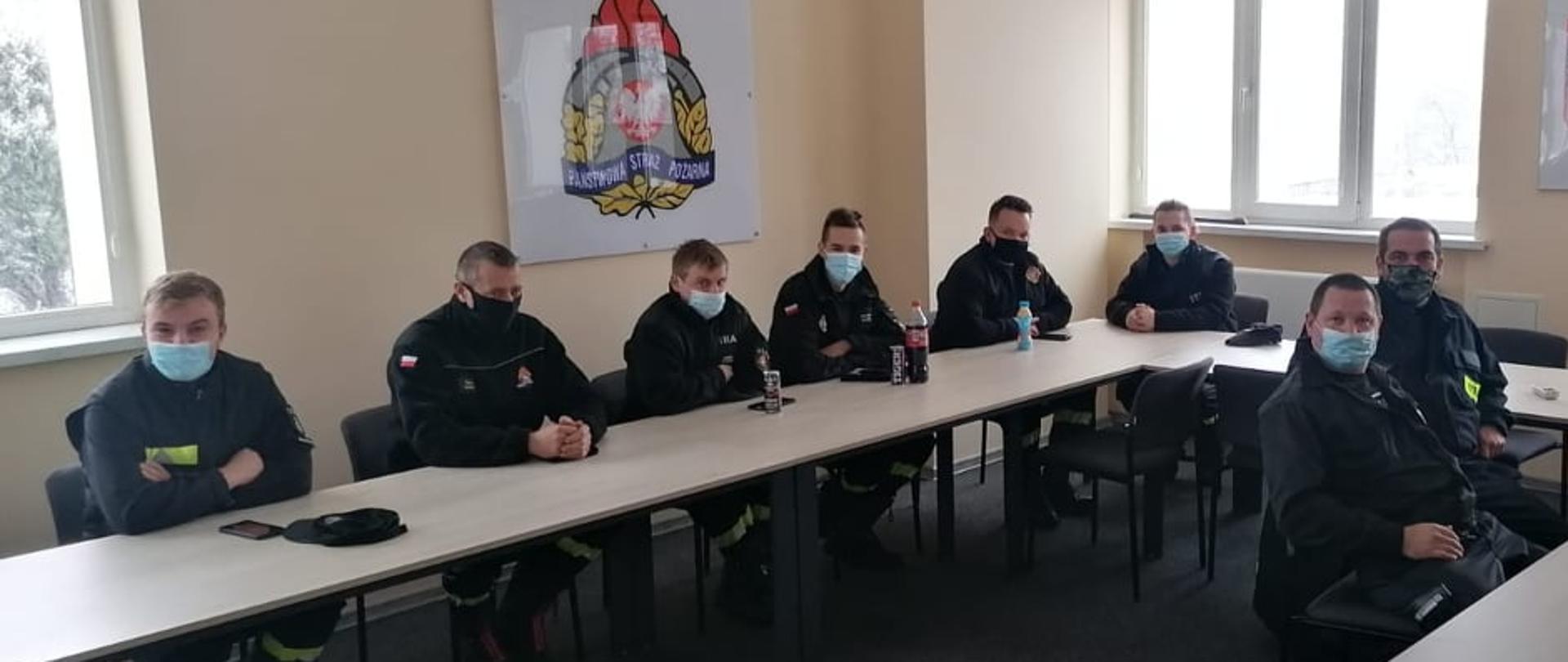 Zdjęcie przedstawia druhów z terenu powiatu obornickiego podczas Szkolenia Kierujących Działaniem Ratowniczym dla Członków Ochotniczych Straży Pożarnych (Dowódców OSP) 