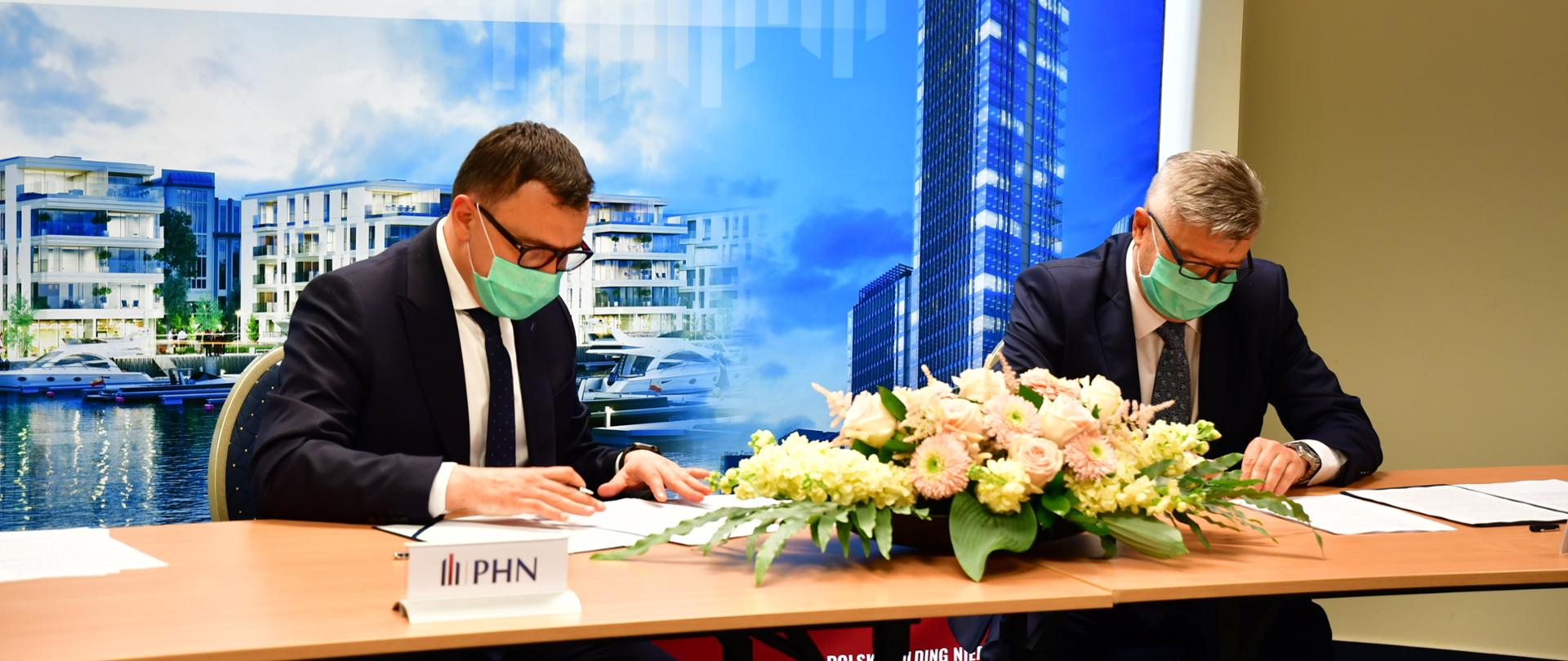 Podpisanie umów między Grupą PHN i Fabryką Obrabiarek do Drewna